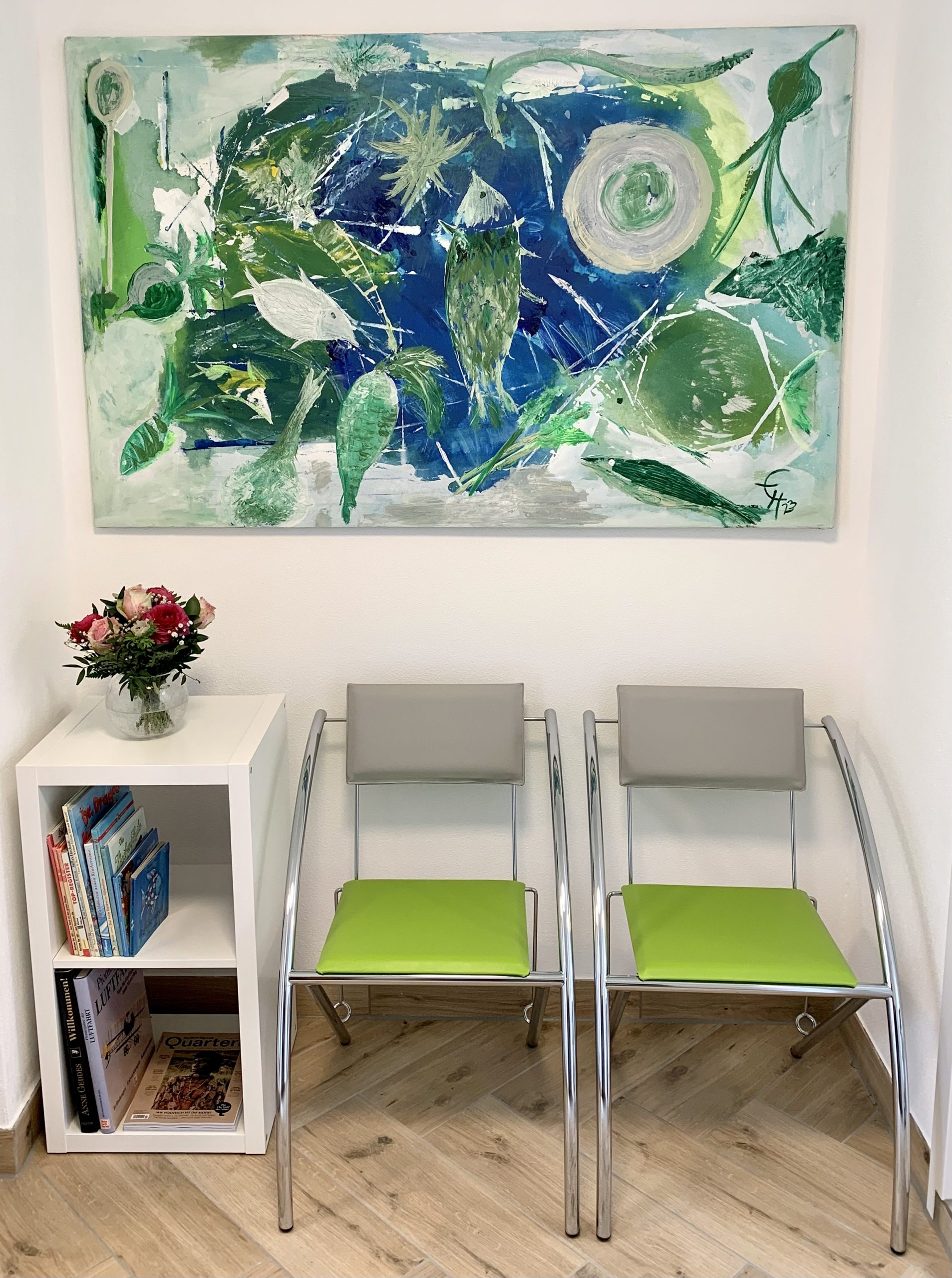 Modernes Acrylbild in Blau und Grün mit Gemüsesorten und Fischen. Titel Fischsuppe. In der Praxis Elke Hussel Heilpraktiker in Freiberg 