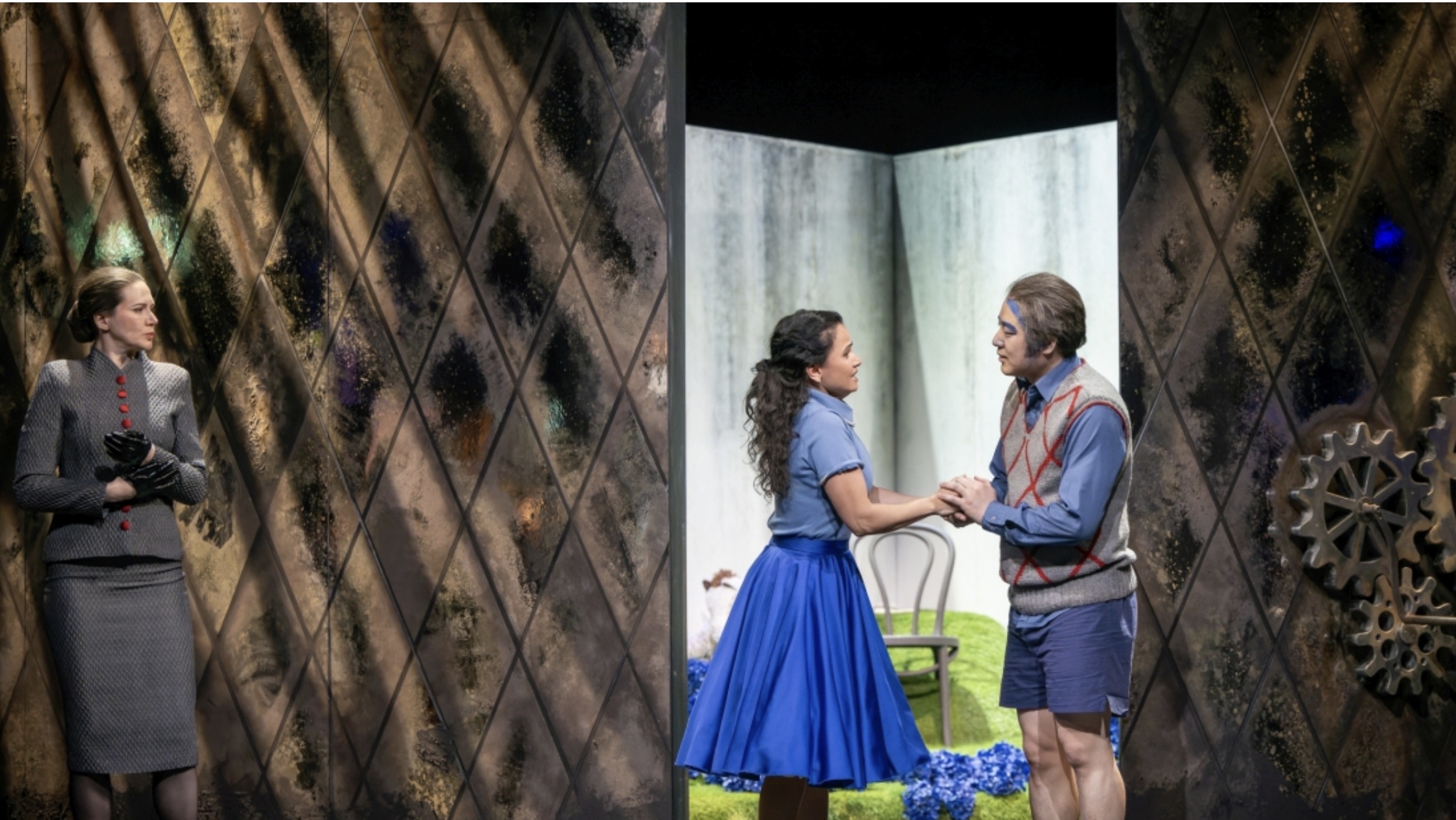 Rigoletto in Shorts und seine Tochter Gilda im blauen Kleid vor ihrem Garten.