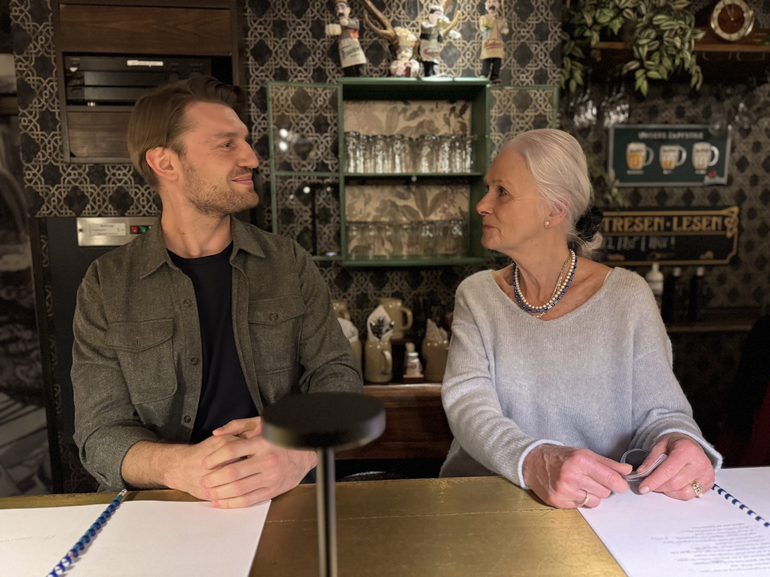 Emery Escher und Rita Zaworka Emery Escher (li) und Rita Zaworka lasen als eingespieltes Team, z.Bsp. das Tranströmer-Gedicht "Ostinato". Foto: Elke Hussel