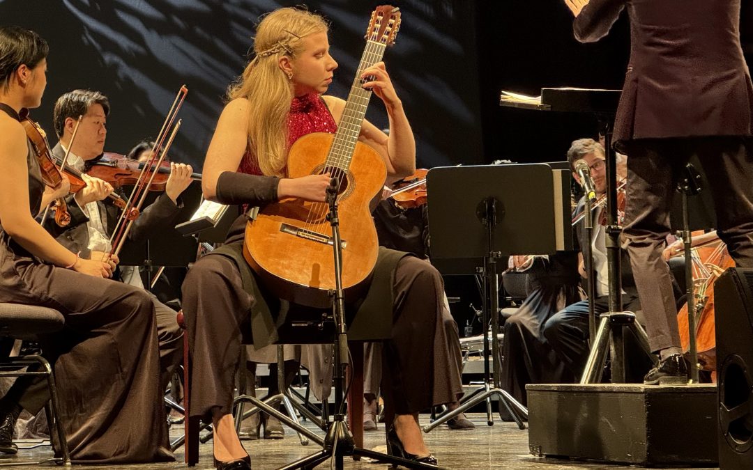 Laura Lootens hält ihr Instrument wie ein Cello.